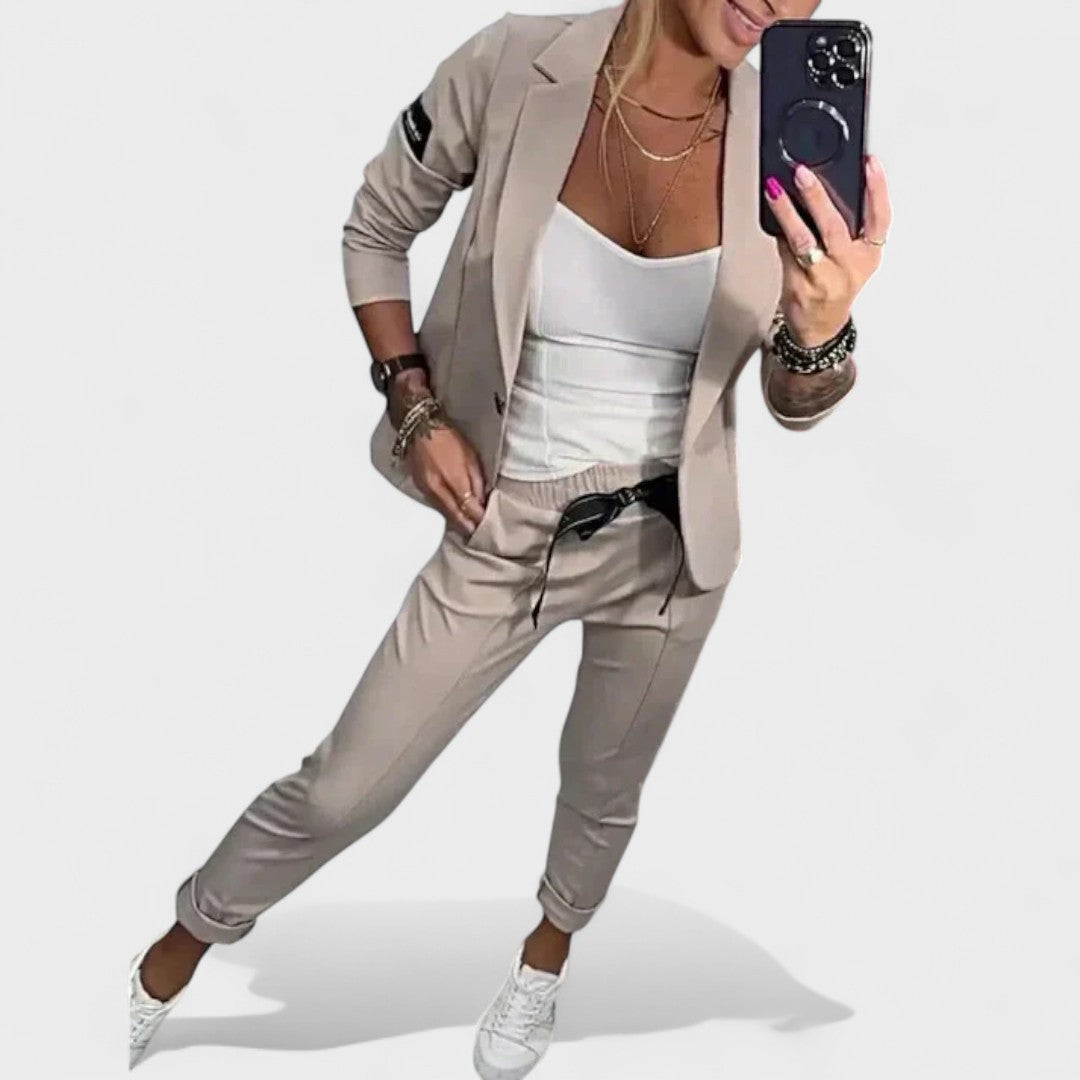 Karolina - Individualiai pritaikytas komplektas su minkštu švarku ir laisvomis sportinėmis kelnėmis