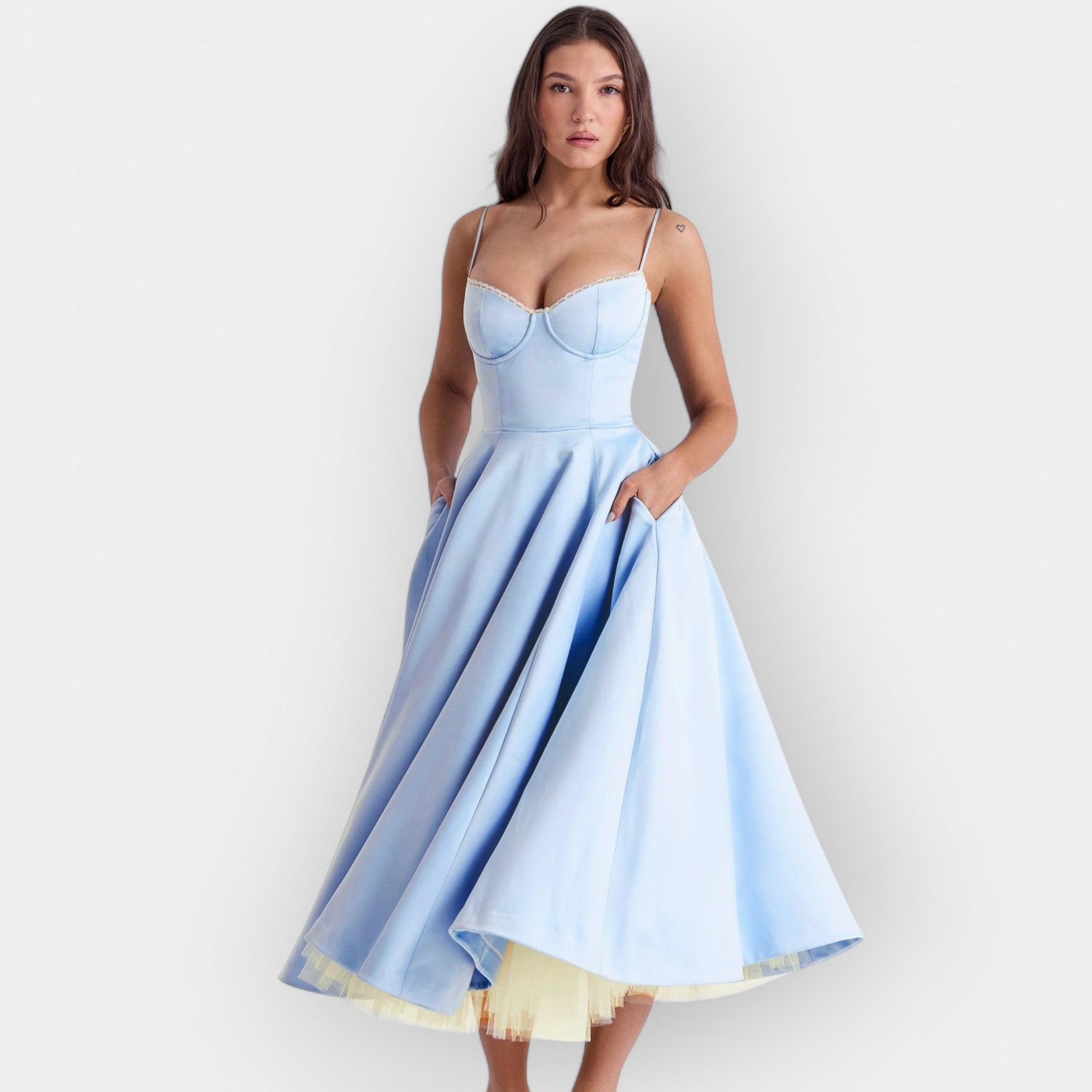 Stilinga Midi Suknelė su Elegantiška Linija